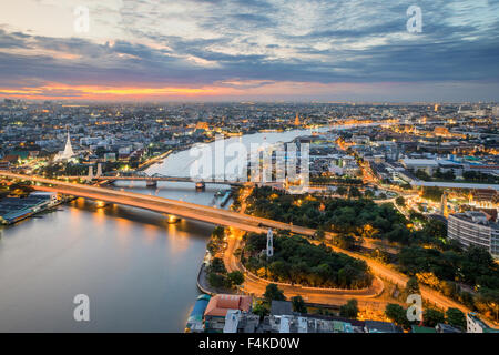 Splendido skyline lungo il Fiume Chao Phraya a Bangkok al crepuscolo , della Thailandia Foto Stock