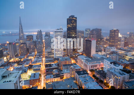 Twilight viste dal Quartiere Finanziario di San Francisco Foto Stock