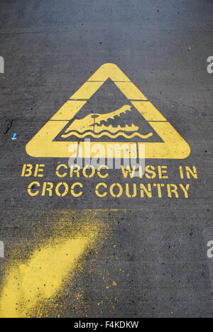 Coccodrillo segno di avvertimento al fiume Daintree a Port Douglas, Queensland, Australia Foto Stock