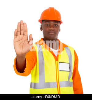 Costruttore africani che mostra il gesto di arresto su sfondo bianco Foto Stock