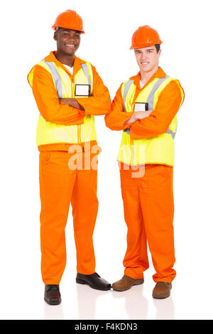 Ritratto di sorridente appaltatori maschio con le braccia incrociate Foto Stock