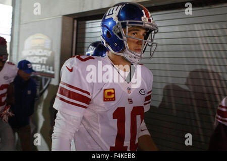 Philadelphia, Pennsylvania, USA. Xix oct, 2015. New York Giants quarterback Eli Manning (10) le teste in campo prima della partita di NFL tra New York Giants e Philadelphia Eagles al Lincoln Financial Field di Philadelphia, Pennsylvania. Christopher Szagola/CSM/Alamy Live News Foto Stock