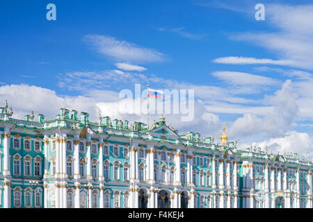 Facciata del palazzo d'inverno, Museo Hermitage con flag di stato contro il cielo nuvoloso, a San Pietroburgo, Russia. Vista dal palazzo Foto Stock