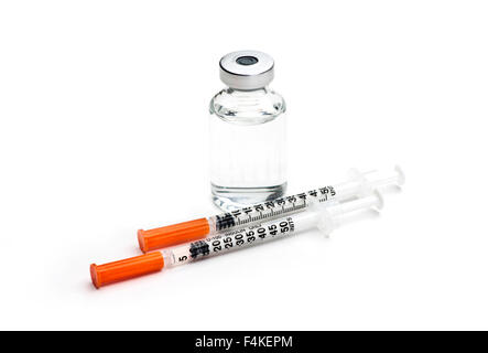 Siringhe da insulina e insulina bottiglia su sfondo bianco. Foto Stock