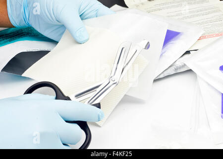 L'infermiera si prepara la lidocaina medicazione Foto Stock