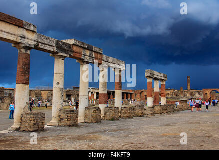 Rovine dell antica Pompei sotto il cielo in tempesta. Foto Stock