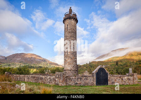 Il Glenfinnan Monument alla testa di Loch Shiel, Lochaber, Highland, Scozia. Segna il punto di partenza del 1745... Foto Stock