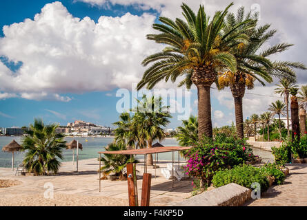 La passeggiata sul lungomare di Ibiza. Isole Baleari. Spagna Foto Stock