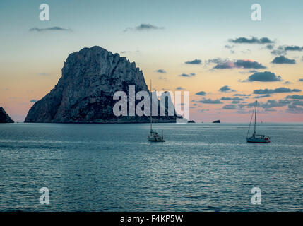 Suggestivo tramonto sulla misteriosa isola di Es Vedra Foto Stock