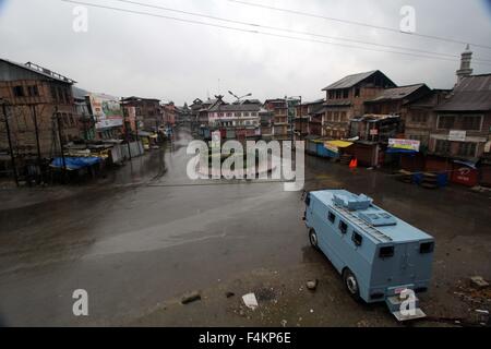 Srinagar, India. Xix oct, 2015. Un veicolo blindato di forze di sicurezza indiane è visto nella vecchia Srinagar dopo le autorità indiane ha imposto il coprifuoco restrizioni simili in molte parti del Kashmir in seguito alla morte di un civile Zahid Bhat. Bhat un trucker ceduto alla sua ustioni a Delhi Safderjung dell ospedale di domenica, nove giorni dopo è stato ferito in una bomba di benzina attacco da una folla indù Udhampur nella regione di Jammu e Kashmir. Credito: Faisal Khan/Pacific Press/Alamy Live News Foto Stock