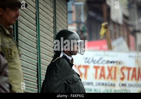 Srinagar, India. Xix oct, 2015. Un indiano soldato paramilitari avviso sorge nella città vecchia Srinagar dopo le autorità indiane ha imposto il coprifuoco restrizioni simili in molte parti del Kashmir in seguito alla morte di un civile Zahid Bhat. Bhat un trucker ceduto alla sua ustioni a Delhi Safderjung dell ospedale di domenica, nove giorni dopo è stato ferito in una bomba di benzina attacco da una folla indù Udhampur nella regione di Jammu e Kashmir. Credito: Faisal Khan/Pacific Press/Alamy Live News Foto Stock