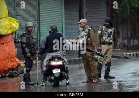 Srinagar, India. Xix oct, 2015. Indiano soldati paramilitari fermare un veicolo in città vecchia Srinagar dopo le autorità indiane ha imposto il coprifuoco restrizioni simili in molte parti del Kashmir in seguito alla morte di un civile Zahid Bhat. Bhat un trucker ceduto alla sua ustioni a Delhi Safderjung dell ospedale di domenica, nove giorni dopo è stato ferito in una bomba di benzina attacco da una folla indù Udhampur nella regione di Jammu e Kashmir. Credito: Faisal Khan/Pacific Press/Alamy Live News Foto Stock