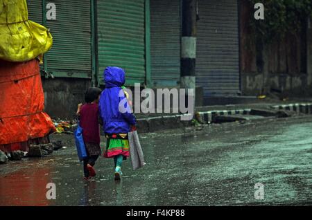 Srinagar, India. Xix oct, 2015. Kashmir bambini musulmani camminare in mezzo coprifuoco simili restrizioni imposte dalle autorità in molte parti del Kashmir in seguito alla morte di un civile Zahid Bhat. Bhat un trucker ceduto alla sua ustioni a Delhi Safderjung dell ospedale di domenica, nove giorni dopo è stato ferito in una bomba di benzina attacco da una folla indù Udhampur nella regione di Jammu e Kashmir. © Faisal Khan/Pacific Press/Alamy Live News Foto Stock