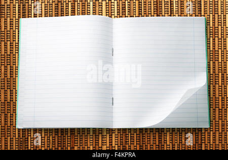 Vuoto notebook aperto sullo sfondo a trama Foto Stock