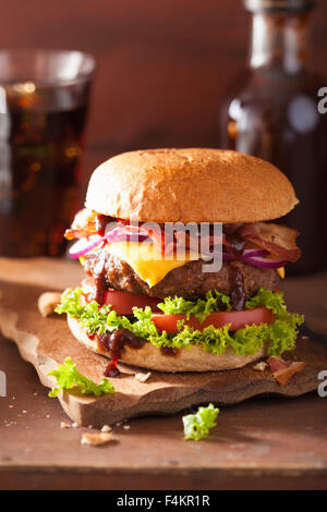 La pancetta formaggio hamburger di manzo con tortino di cipolla pomodoro Foto Stock