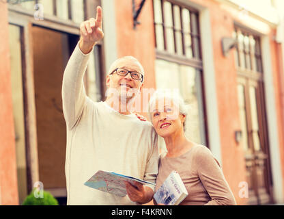 Coppia senior sulla strada di città Foto Stock