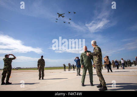 Trapani, Italia. Xix oct, 2015. General Petr Pavel (destra), Presidente della NATO Comitato militare durante la cerimonia di apertura della NATO Trident frangente 2015. Si tratta di un esercizio militare in terra, mare e aria nel Mediterraneo come parte della modernizzazione militare campagna a Trapani. © Antonio Melita/Pacific Press/Alamy Live News Foto Stock