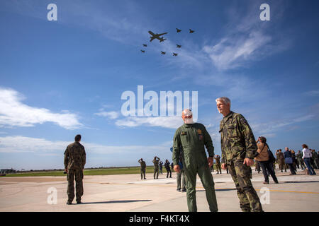 Trapani, Italia. Xix oct, 2015. General Petr Pavel (destra), Presidente della NATO Comitato militare durante la cerimonia di apertura della NATO Trident frangente 2015. Si tratta di un esercizio militare in terra, mare e aria nel Mediterraneo come parte della modernizzazione militare campagna a Trapani. © Antonio Melita/Pacific Press/Alamy Live News Foto Stock