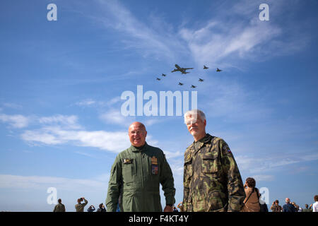 Trapani, Italia. Xix oct, 2015. General Petr Pavel (destra), Presidente della NATO Comitato militare durante la cerimonia di apertura della NATO Trident frangente 2015. Si tratta di un esercizio militare in terra, mare e aria nel Mediterraneo come parte della modernizzazione militare campagna a Trapani. © Antonio Melita/Pacific Press/Alamy Live News Foto Stock