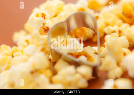 Pila di freschi e saporiti popcorn in primo piano Foto Stock