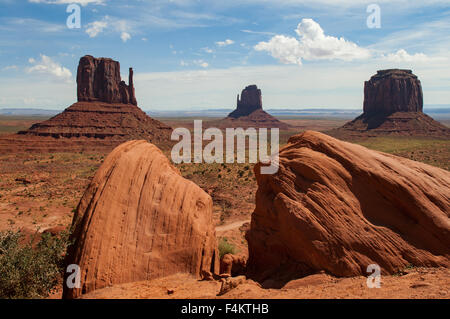 Le muffole e Merrick Butte, Monument Valley, Arizona, Stati Uniti d'America Foto Stock