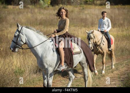 Coppia giovane equitazione Foto Stock