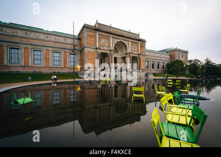Statens Museum Kunst riflettendo in un pool di Copenhagen, Danimarca. Foto Stock