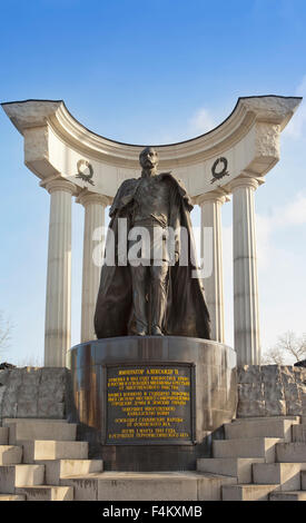 Monumento a imperatore russo Alessandro II nei pressi della Cattedrale di Cristo Salvatore a Mosca, Russia Foto Stock
