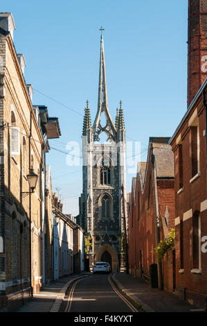 La chiesa di Santa Maria della Carità, Faversham, visto giù Church Street. Foto Stock