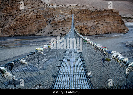 Sospensione ponte sul fiume, Mustang, Nepal. Foto Stock