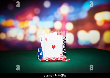 Poker chips con ace le carte in tavola in casino Foto Stock