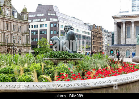 Il fiume o il Floozie nella Jacuzzi è un opera in Victoria Square Birmingham West Midlands England Regno Unito Foto Stock