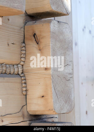 Primo piano della cabina in legno parete giunti ad angolo con corda di canapa del sigillante Foto Stock