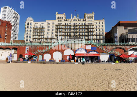 Il Grand Hotel sul lungomare di Brighton Regno Unito artificiale con spiaggia di sabbia in primo piano Foto Stock