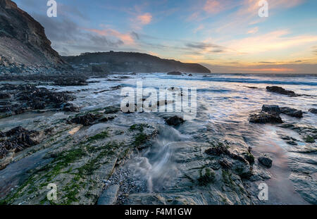 La spiaggia di Trevellas Coombe a Sant Agnese in Cornovaglia Foto Stock