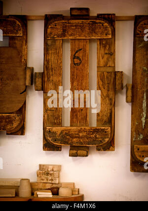 Sussex Trug maker - Charlie uliveti situati nella sua bottega di Holmes Hill nelle vicinanze del Lewes, East Sussex. Foto Stock