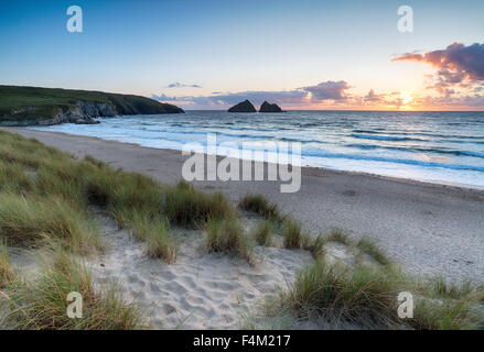 Tramonto tra le dune a Holywell Bay sulla costa della Cornovaglia Foto Stock