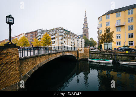 Ponte sopra il canale Christianshavn e la Chiesa del nostro Salvatore, in Christianshavn, Copenhagen, Danimarca. Foto Stock