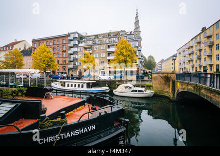 Barche in Christianshavn Canal, in Christianshavn, Copenhagen, Danimarca. Foto Stock