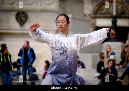 Donna cinese di eseguire tradional Tai Chi in Preston Lancashire Foto Stock