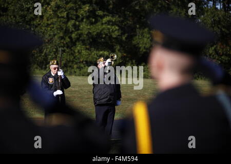 Guardia d'onore giocare i rubinetti dopo la pistola 21 salute. Foto Stock