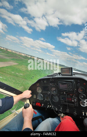 Due uomini volare un piccolo aeromobile privato - vista dal cockpit Foto Stock