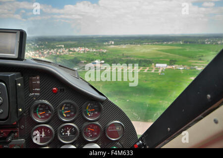 Piccolo aereo privato cockpit - vista l'aviosuperficie dal co-pilota del posto di guida Foto Stock