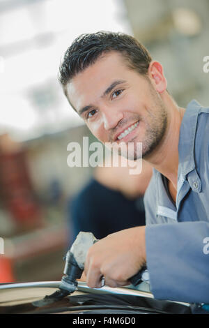 Uomo al lavoro su auto Foto Stock