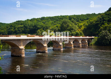 Arcuata di un ponte stradale sul fiume Dordogne a Lalinde in Francia Foto Stock