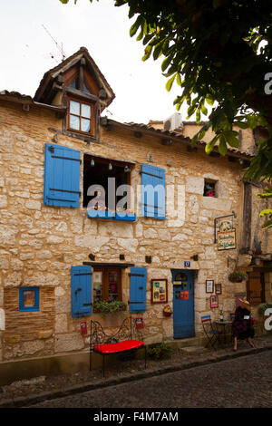 Caratteristico vecchio shope con persiane blu in Bergerac Francia Foto Stock