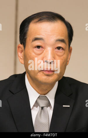 Asahi Kasei Corporation presidente Toshio Asano partecipa a una conferenza stampa del 20 ottobre 2015, Tokyo, Giappone. Il Giapponese impresa di costruzione si è scusata e ha risposto a domande dei giornalisti durante le due ore di conferenza circa il coinvolgimento della filiale, Asahi Kasei Materiale di costruzione Corp., difettoso in calcestruzzo Lavori di palificazione e la falsificazione dei dati per una inclinazione edificio condominiale a Yokohama a sud di Tokyo. Asahi Kasei controllerà la controllata del lavoro di palificazione dati per altri edifici nel passato decennio e ha promesso di ricostruire il ribaltamento del blocco di appartamenti. (Foto di Rodrigo Reyes Marin/AFLO Foto Stock