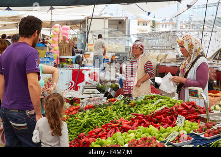 Il favoloso di frutta fresca e vegetali si spegne al Fethiyes, mercato settimanale, Turchia. Foto Stock