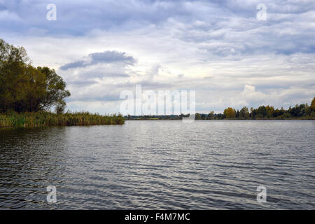 Acqua paesaggio con nuvole e fluttuazioni nell'acqua del lago Foto Stock