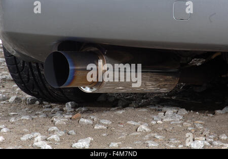 Sports car guida a vuoto la torsione strade di montagna, Nissan 350Z (sintonizzato auto) Foto Stock